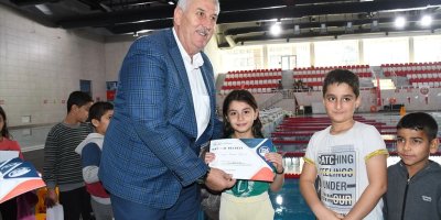 Adana'da yüzme öğrenen öğrencilere sertifikaları verildi