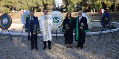 Çukurova Üniversitesi yeni akademik yılını Atatürk Anıtı'nda yapılan törenle başlattı