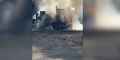 Adana Karaisalı’da çöp kamyonu bir anda alev aldı