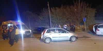 Otomobiller çarpıştı: 3 kişi yaralandı