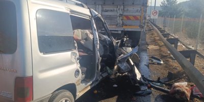 Adana otoyolunda feci kaza: Aynı aileden 3 kişi hayatını kaybetti