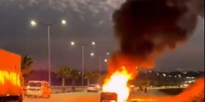 Adana'da seyir halindeki otomobil alev alev yandı