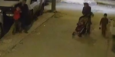 Çocuğun kafasını önce arabaya vurdu sonra çocuğu yere fırlattı