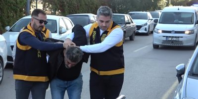 36 yıl hapis cezasıyla aranıyordu yakalandı: Sahte kimlikle 7 kitap yayınlamış, konferanslar düzenlemiş