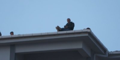 Kozan’da boyacı alacağını alamayınca çatıya çıktı: 80 bin TL ödenince ikna olup indi