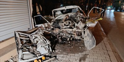 Otomobil konteynere, kamyonete ve evin duvarına çarptı: 1 kişi hayatını kaybetti 1 kişi yaralandı