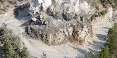 Adana'da yol yapım mücadelesi, patlama anı film sahnesini aratmadı