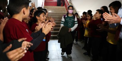 Lösemiyi yenen İkranur 3 yıl sonra okula döndü, çiçek ve balonlarla karşılandı