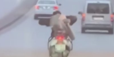 Motosikleti önce çömelerek, sonra yatarak sürdü