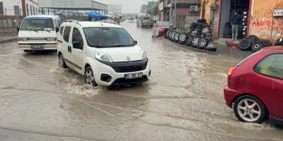 Adana'da yağmur hayatı olumsuz etkiledi: Semt pazarı göle döndü