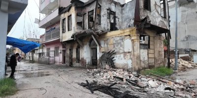Metruk binanın bir bölümü gürültüyle yıkıldı: Mahalleli deprem sandı