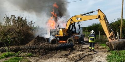 Adana'nın Yüreğir ilçesinde iş makinesinde yangın çıktı