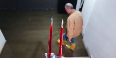 Sürekli su basan bodrum kata 'kontrol kalemiyle suyu test ederek' giriyorlar