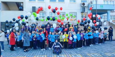 Öğrenciler Gazzeli çocuklar için balonları gökyüzüne bıraktı