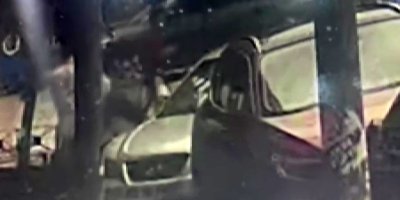 Park halindeki otomobilin dikiz aynasını tekme atıp kırdı