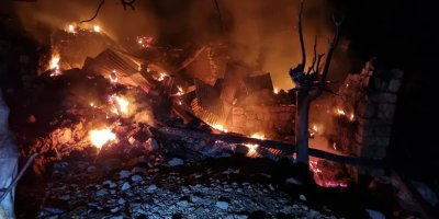 Adana'da yanan ev çöktü, Alzheimer hastası yaşlı kadın aranıyor