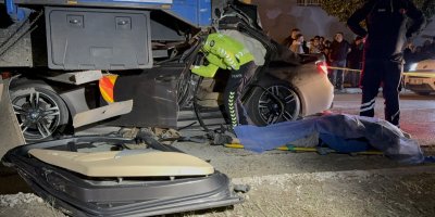 Lüks otomobil kamyona ok gibi saplandı: 2 kişi yaralandı, 1 kişi hayatını kaybetti