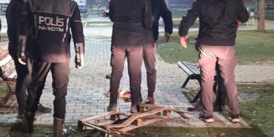 Parklarda, sokaklarda uyuşturucu içen 12 kişi suçüstü yakalandı