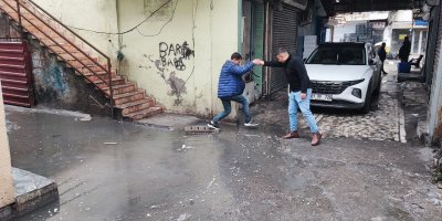 Adana'da esnaf kanalizasyon sorununun bir türlü çözülmemesine tepkili