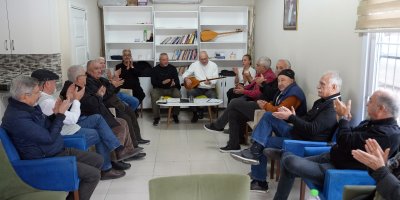 Emekli dinlenme evinde müzik ziyafeti
