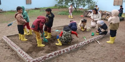 Adana’da okul bahçesi açık hava sınıfına dönüştü
