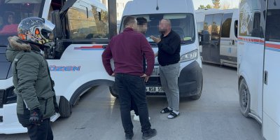 PTT kargo aracı ile dolmuş şoförünün trafik tartışması darpla bitti