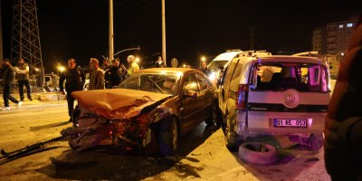 Baba yadigarı otomobil hurdaya döndü: 2 kişi yaralandı