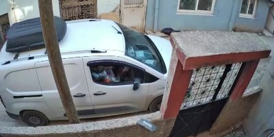 Adana’da kargocu paketi bahçeye fırlattı; O anlar kameraya yansıdı