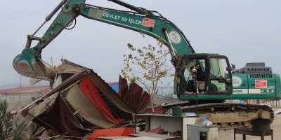 Adana'da yıkım gerginliği bitti: Kepçeler yıkıma başladı