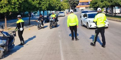 Adana'da neredeyse durdurulan her iki motosikletliden biri ceza yedi