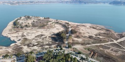 Adana'da yıkım yapılan Amerikan Adası girişi kayalarla kapatıldı