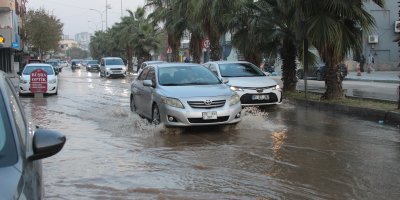 Adana'da patlayan içme suyu borusu sokakları göle çevirdi