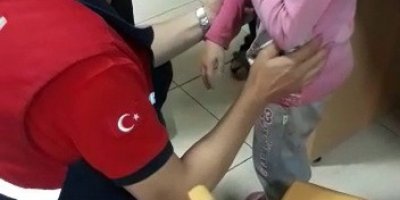 Küçük kızın kapı makarasına sıkışan parmağını itfaiye çıkardı