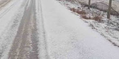 Adana'da dolu yağdı, yollar ve tarlalar beyaza büründü