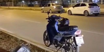 Direksiyon hakimiyetini kaybedip refüje çarpan motosiklet sürücüsü hayatını kaybetti