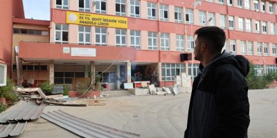 Yarım asırlık okulda yıkım çalışmaları başladı: Mezunlar son kez hüzünle gezdi
