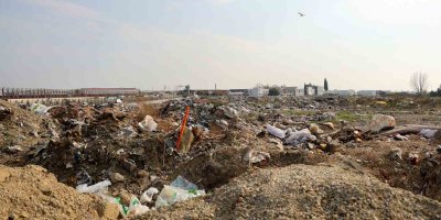 Seyhan'da iki mahalledeki arazi, çöp ve moloz doldu