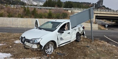 Adana'nın Pozantı ilçesinde otomobil ile tırın çarpıştığı kazada sürücüler yara almadan kurtuldu.