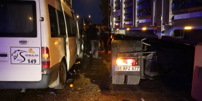 Tır işçi minibüsüne çarptı: 2 kişi yaralandı