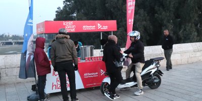 Yüreğir Belediyesi’nden vatandaşlara sıcak çorba ikramı