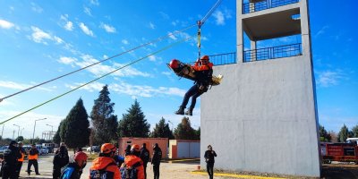Adana'da nefes kesen deprem tatbikatı: Askıda kalan araçtakileri kurtardılar