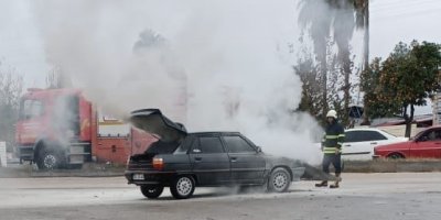 Kozan’da park halindeki araç alev aldı