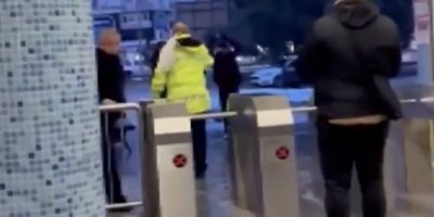 Adana metro istasyonunda gerginlik: Saldırganlar turnikeleri taşladı