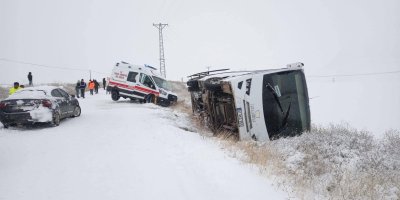 Adana’da işçi servisi devrildi: Yardıma giden ambulans kara saplandı