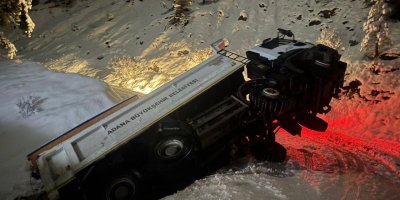 Pozantı’da kar temizleme kamyonu kontrolden çıkıp şarampole düştü