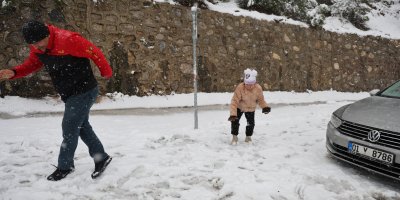 Adana’nın Kozan ilçesinde kar sürprizi sevinç yarattı
