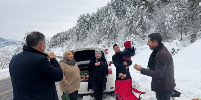 Adana'da karla mücadele: Mahsur kalan araçlar kurtarılırken vatandaşlara da sıcak içecek ikramı yapıldı