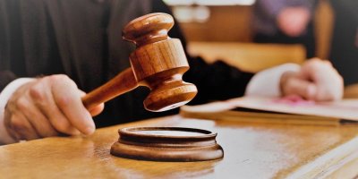 Yüreğir’de arabasında uyuşturucu satarken yakalanan sanığa 15 yıl hapis cezası