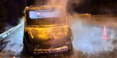 Pozantı Otoyolu’nda seyir halindeki çekici alevlere teslim oldu