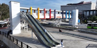 Adana Şehir Hastanesi bölgesinde modern yaya üst geçidi hizmete açıldı